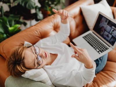 Ragazza sul divano e con il pc sulle gambe