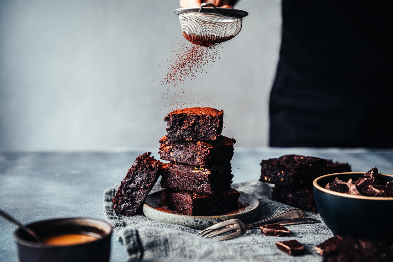 Cioccolato in polvere su torta