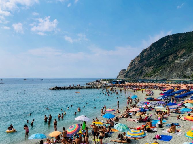 spiaggia con numerosi bagnanti