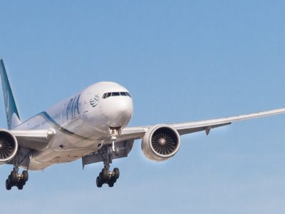 aereo in volo in un cielo azzurro