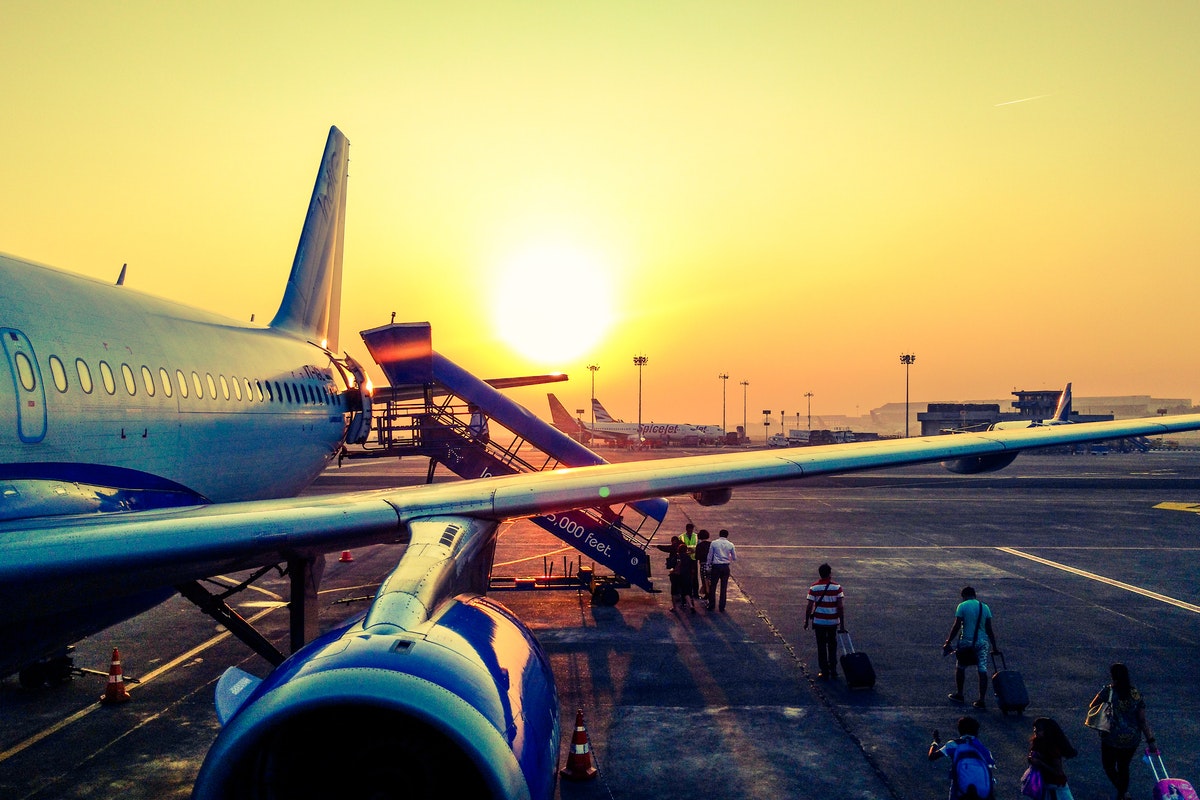 passeggeri che salgono sull'aereo